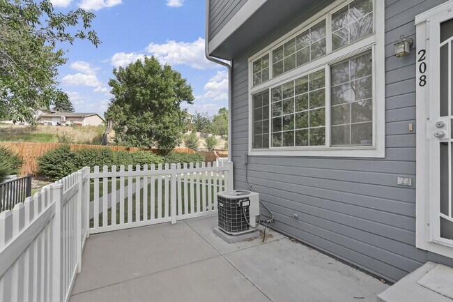 Building Photo - Bright End-Unit Townhome with 3 Beds, 2.5 ...