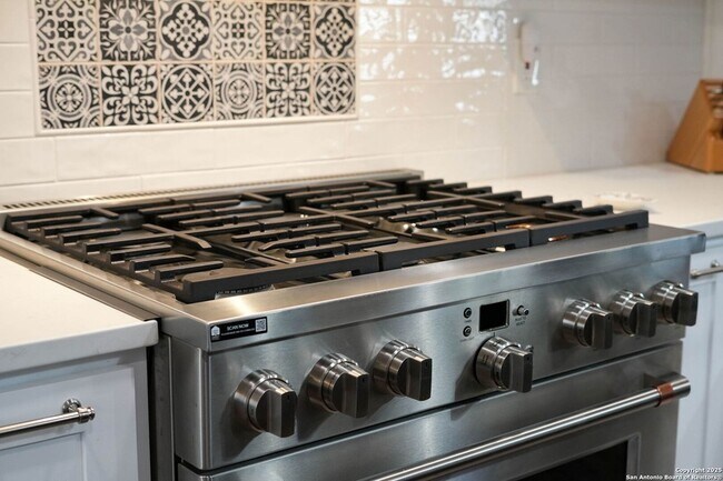 Building Photo - 711 Midway Crest