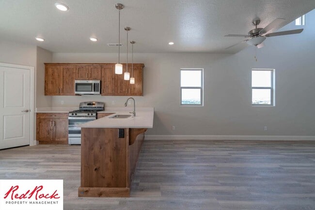 Building Photo - Beautiful Townhome in Hurricane Heights!