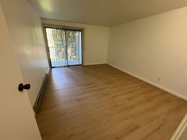 Building Photo - 1Bd/1Ba Redmond Condo