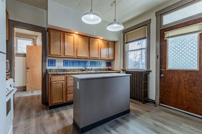 Building Photo - 5 bedroom, 2 bath home, close to U of I, MTD lines, local shopping & dining!! - Available August ...