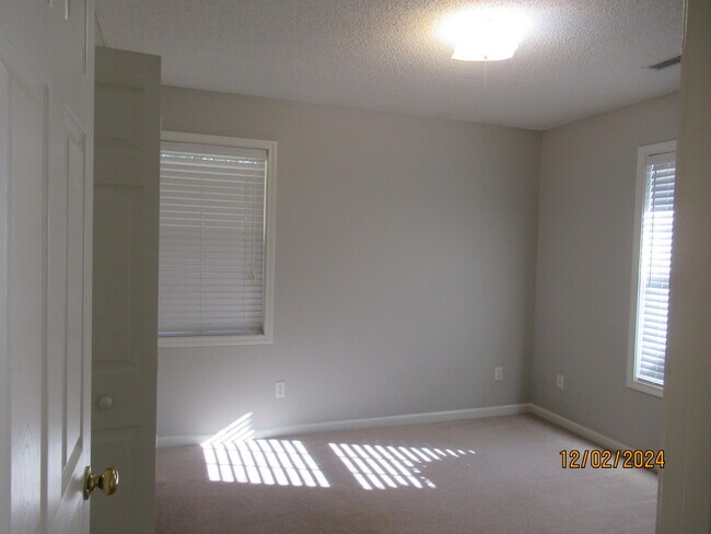 Building Photo - 3840 Oleander Dr