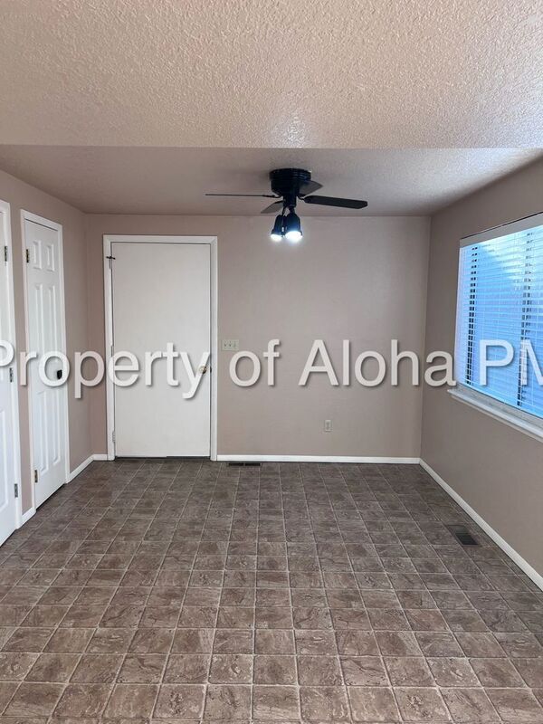 Building Photo - 885 Camelot Dr