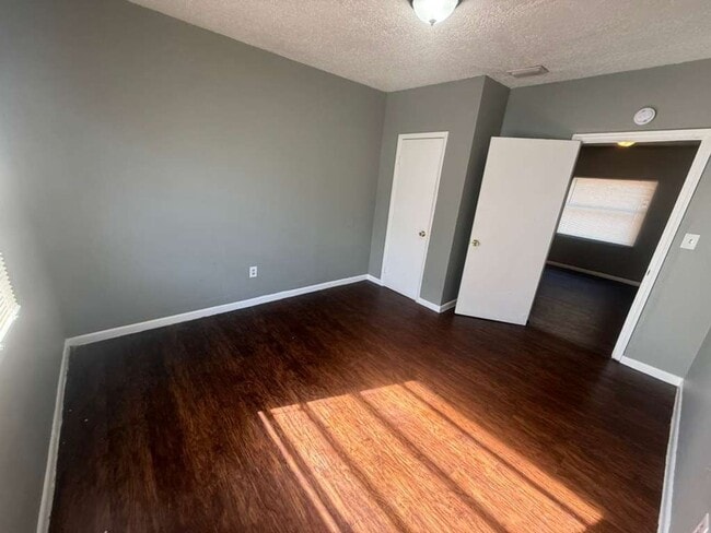 Building Photo - Beautiful Remodeled 4/1 Single Family Home in Lakeland