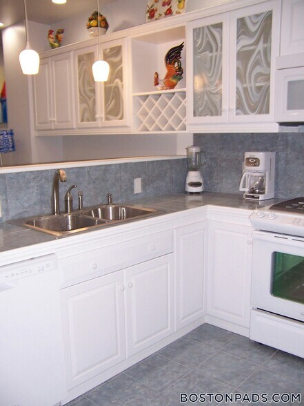 Building Photo - 188 Maverick St