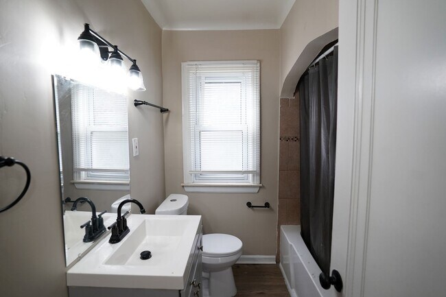 Building Photo - This beautifully updated 3-bedroom, 1-bath...