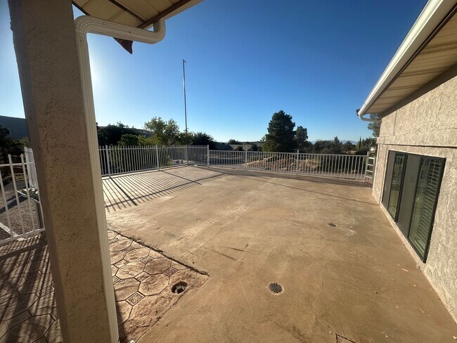Building Photo - Quiet neighborhood, 3 bedroom, 2 bath home...