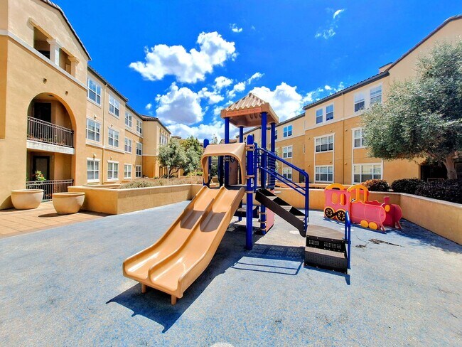 Building Photo - Beautiful 2bd Condo In Gated Community With Pool, Gym, and In-unit Laundry!
