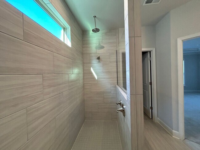 Building Photo - 450 Bandon Wy