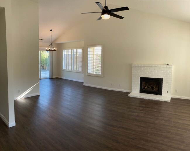 Building Photo - Charming Los Alamos Home