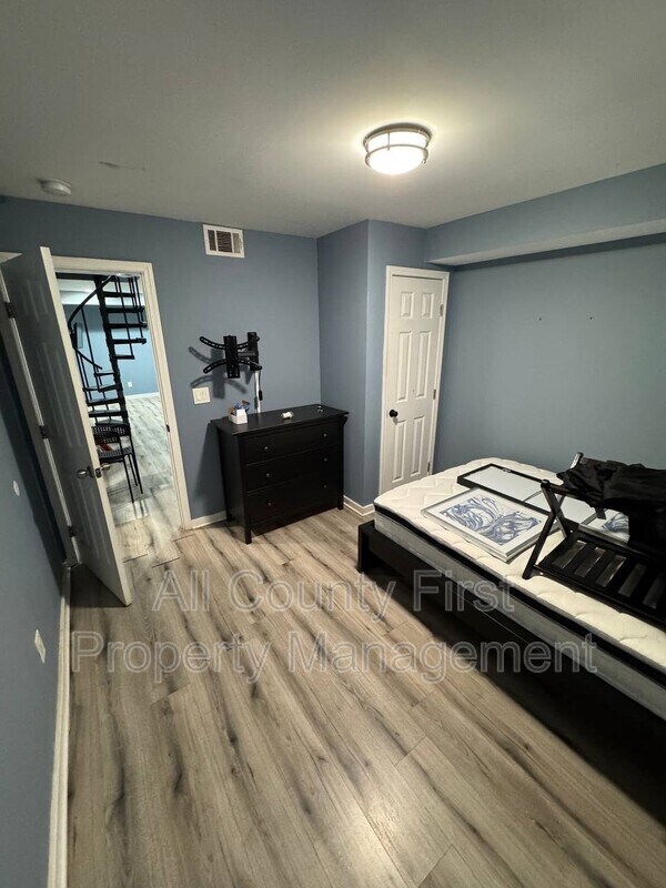 Building Photo - 656 Cedar Ave NW