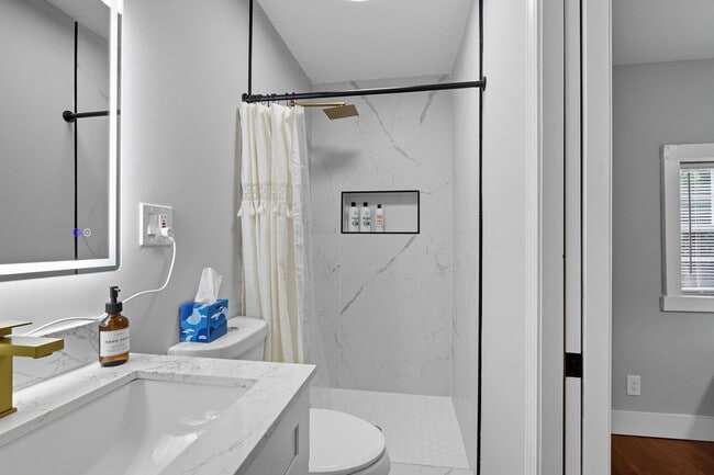 Building Photo - 250 Indale Ave