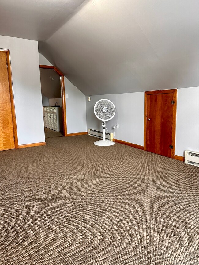 Building Photo - 122 Hansen Ave