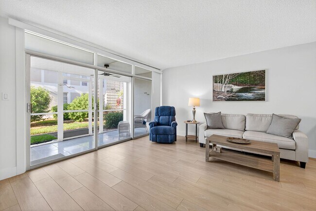 Building Photo - Vacation Rental 1 Bedroom 1 Path