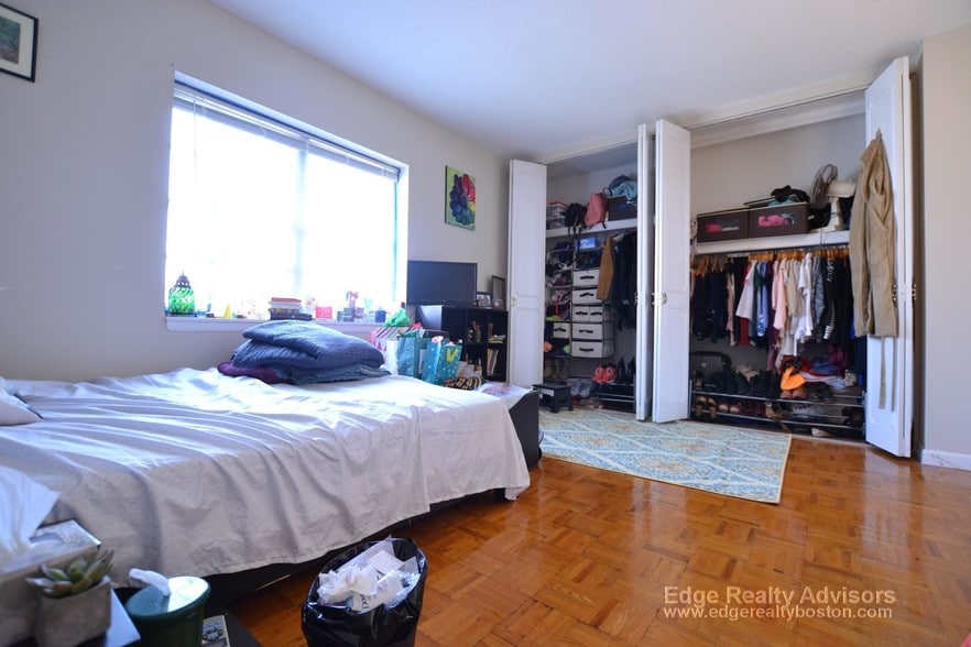 Building Photo - 132 Lake Shore Rd