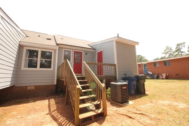 Building Photo - Adorable 2 Bedroom, 1 Bath in West Raleigh near Cary Crossroads - Pet Friendly!