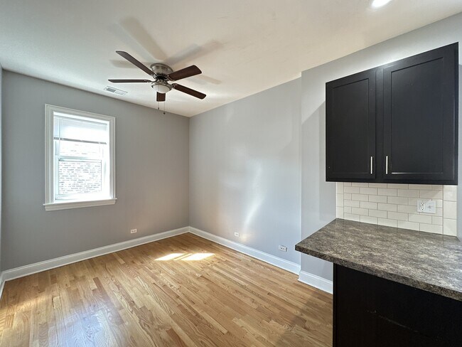 Building Photo - 4452 N Sheridan Rd