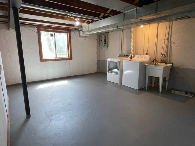 Building Photo - 2-Bedroom Duplex with full basement, 1-Car...
