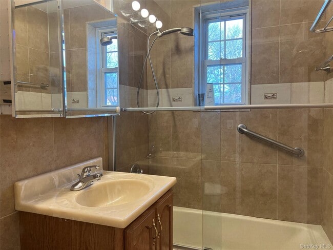 Building Photo - 4 Consulate Dr