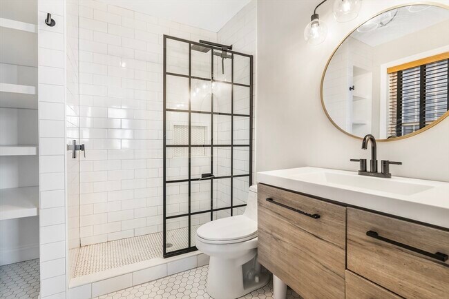 Building Photo - 764 E 3rd St