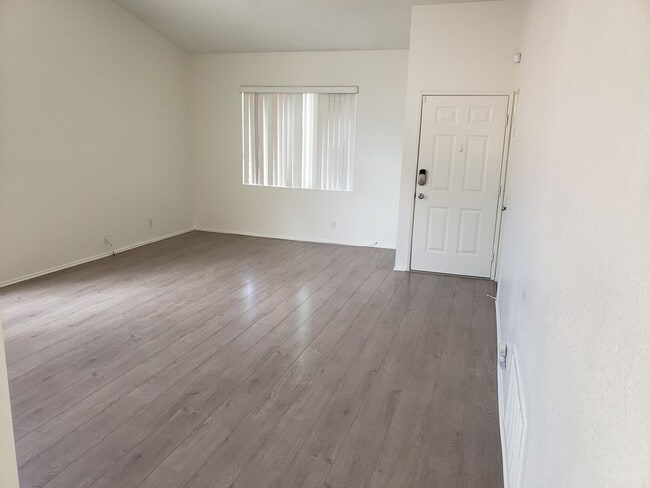 Building Photo - BEAUTIFUL 3 BEDROOM 2 BATH SINGLE STORY HO...