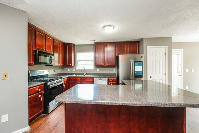 Building Photo - 5549 Village Ridge