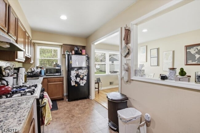 Building Photo - 23 Doremus St