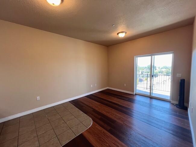 Building Photo - Beautiful Condo in Millcreek!