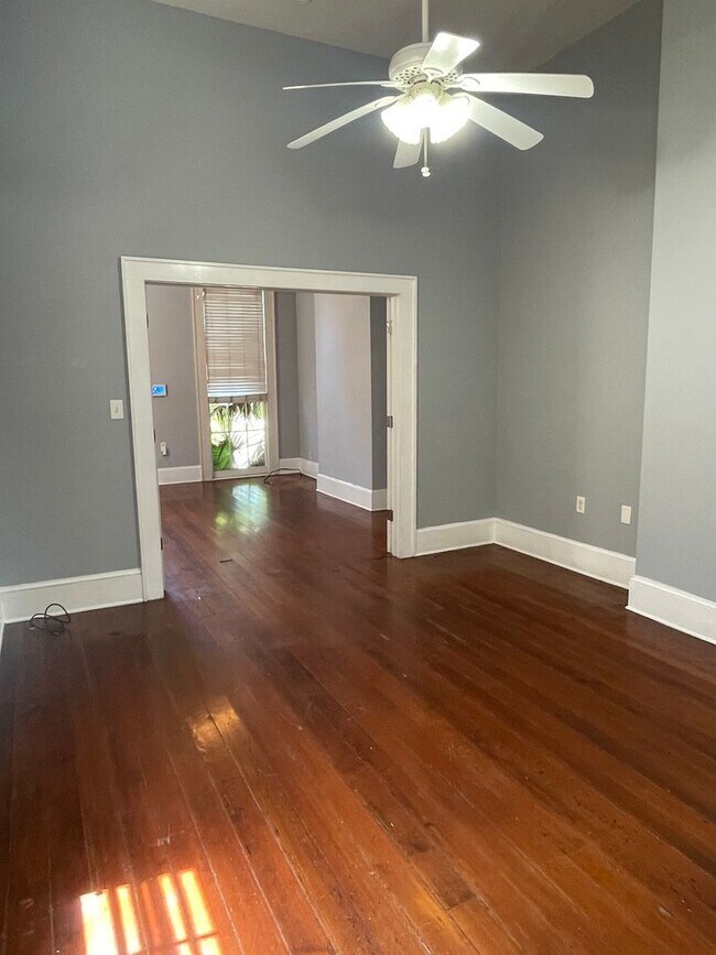 Building Photo - PRICE REDUCED! 1BD/1BA Shotgun with Laundry in Unit and Private Courtyard