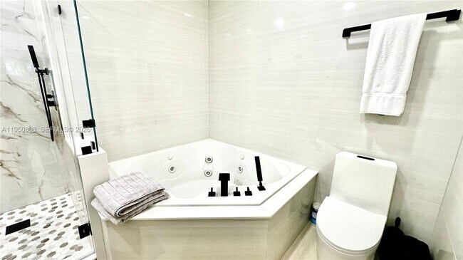 Building Photo - 814 NE 19th Ave