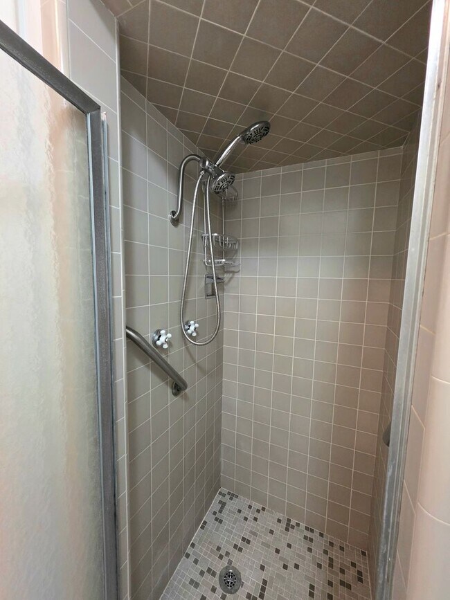 Building Photo - Charming 2 Bedroom on Acreage