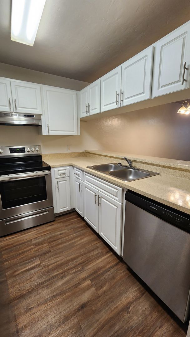 Building Photo - 2/2.5 Townhouse @ Greenleaf