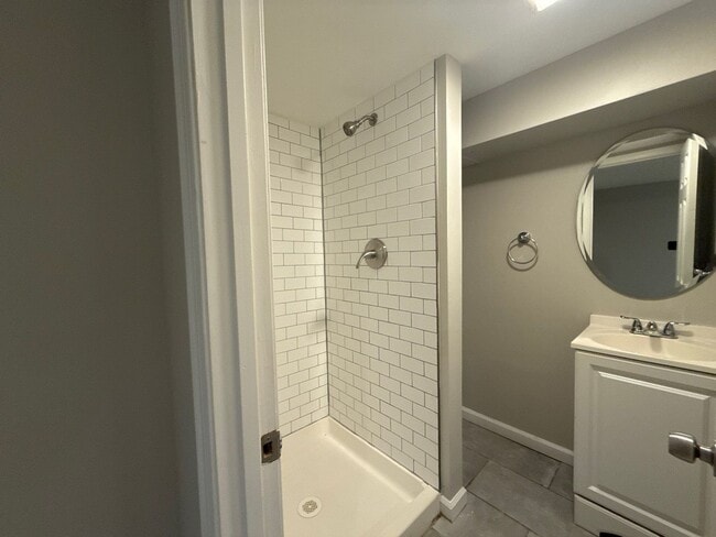 Building Photo - Three Bedroom Home In Essex