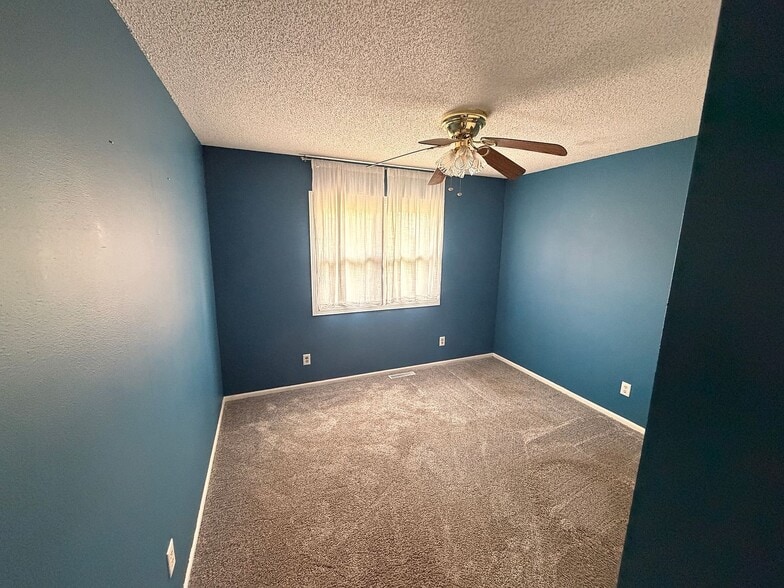 Building Photo - 805 Marshall Ct N