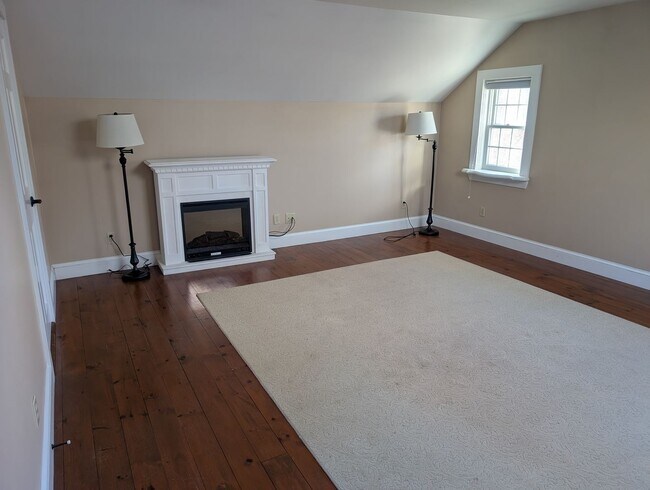 Building Photo - Beautiful 2 Bedroom House