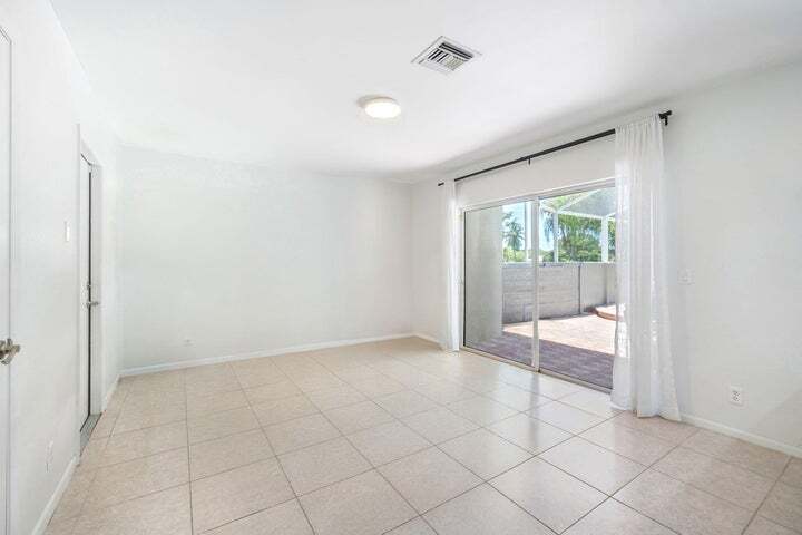 Building Photo - 1527 S Club Dr
