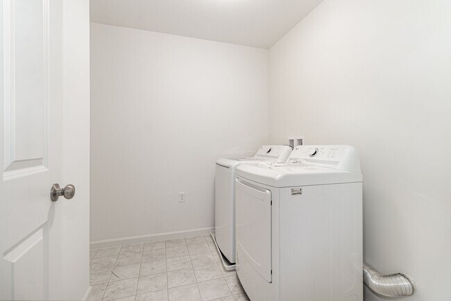 Building Photo - 7864 Oak Brook Dr