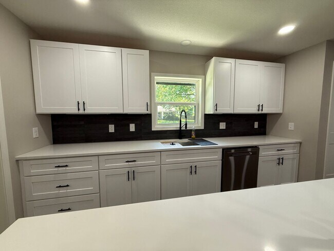 Building Photo - Westwood KS Renovated 3 Bed/2.5 Bath MainLevel Home with Attached Garage and Utilities w/Fee, Own...