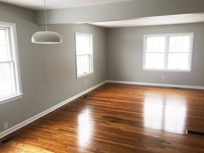 Living Room - 2316 Eastway Dr