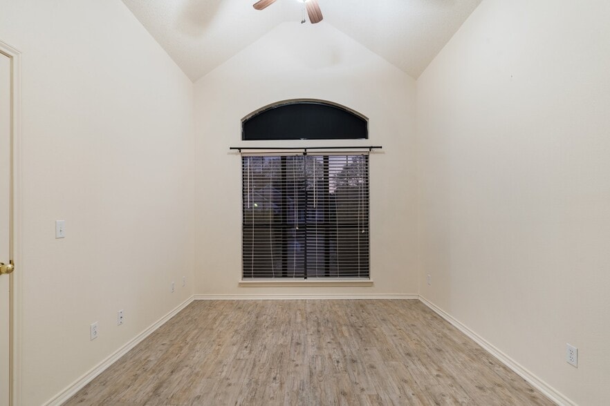 Building Photo - 4115 Primrose Ln