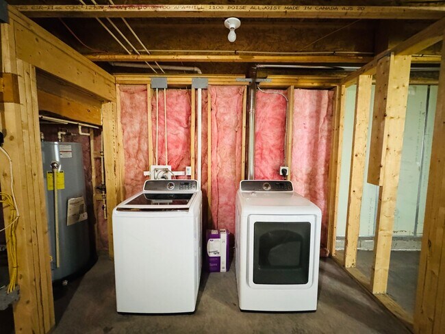 Building Photo - 3 Bed/ 2.5 Bath Townhome close to the interstate - Available 06/08/2026