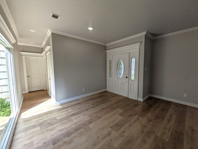 Building Photo - 5845 Woodway Dr