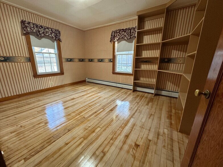 Building Photo - 4 Maple Ave