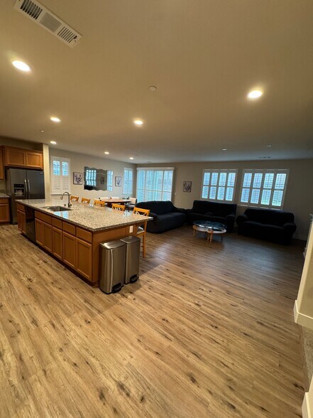 Building Photo - 5494 Antioch