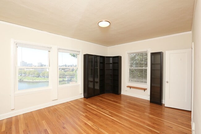 Building Photo - OPEN HOUSE: Sunday (11/30) 3:40pm-4:00pm. Top Floor 2BR/2BA apartment with sweeping views of Lake...