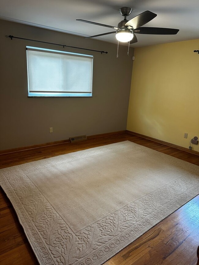 Building Photo - North Olmsted -4/5 Bedroom 2 1/2 bath larg...