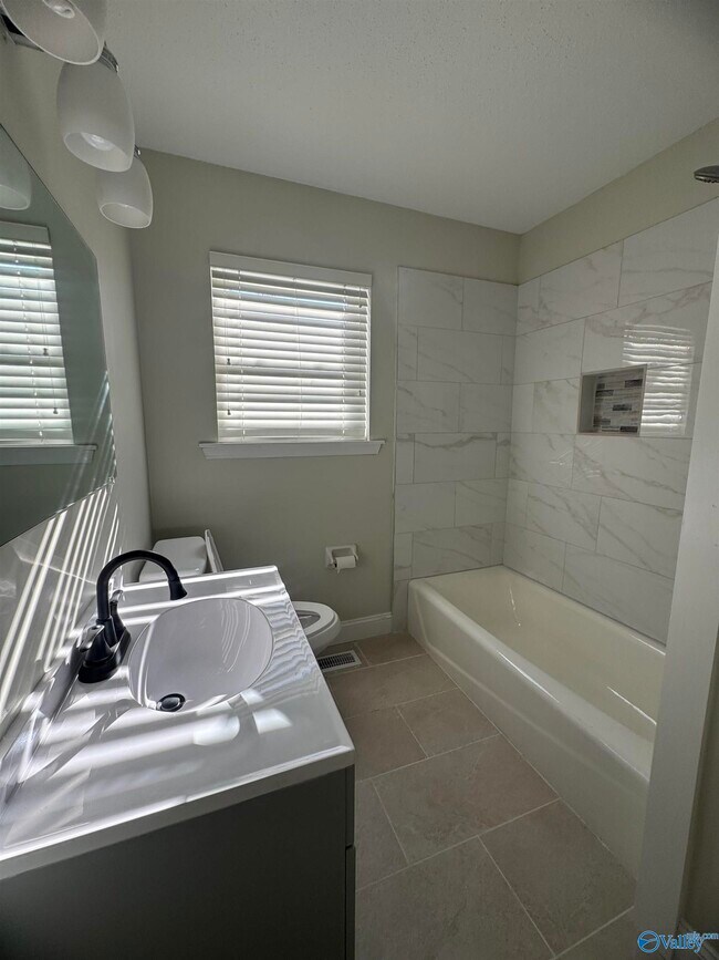 Building Photo - 9904 Willow Cove Rd SE