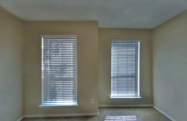 Building Photo - Welcome Home: Beautiful 4-Bedroom Single-Family Gem