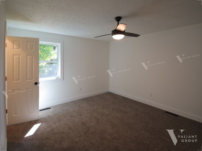 Building Photo - Beautifully Renovated 3-Bedroom Rental in South Springfield with Contemporary Finishes