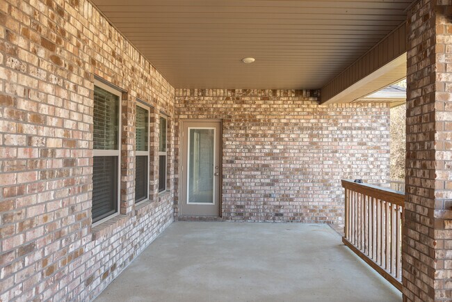 Building Photo - 9599 Pebble Stone Dr